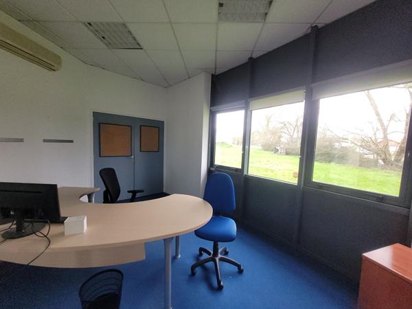 A VENDRE, ou A LOUER - Cugand - Bureaux 500 m² + Garage 95 m²