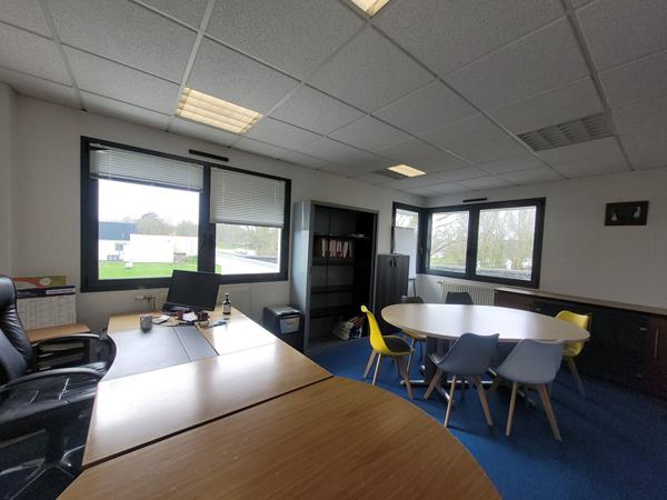 A VENDRE, ou A LOUER - Cugand - Bureaux 500 m² + Garage 95 m²
