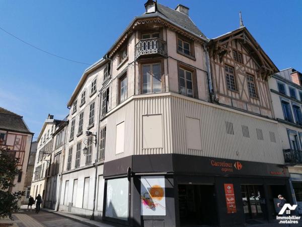 A vendre à Bar-sur-Aube, Immeuble de 1000 m² au centre ville comprenant: 
Au rez-de-chaussée, ...