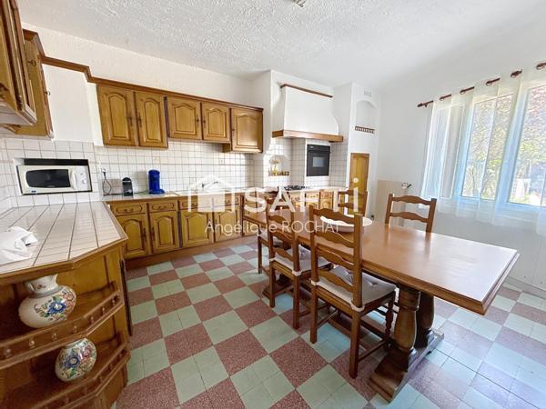 Grande Vigneronne avec 5 chambres un grand garage de + 100m2 et une piscine au centre de Magalas