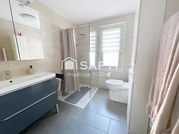 Grande Vigneronne avec 5 chambres un grand garage de + 100m2 et une piscine au centre de Magalas