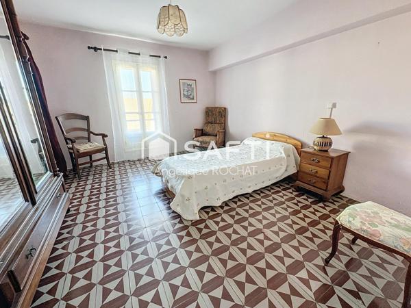 Grande Vigneronne avec 5 chambres un grand garage de + 100m2 et une piscine au centre de Magalas