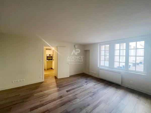 Versailles Notre-Dame Studio. 32.58 m² carrez situé au RDC avec cave €258 000 ** - Référence 27582