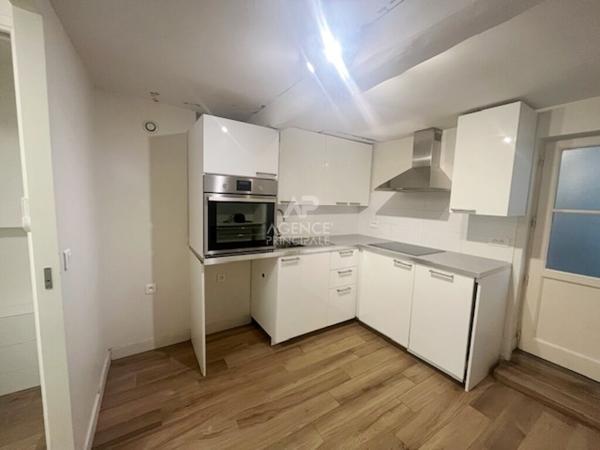 Versailles Notre-Dame Studio. 32.58 m² carrez situé au RDC avec cave €258 000 ** - Référence 27582