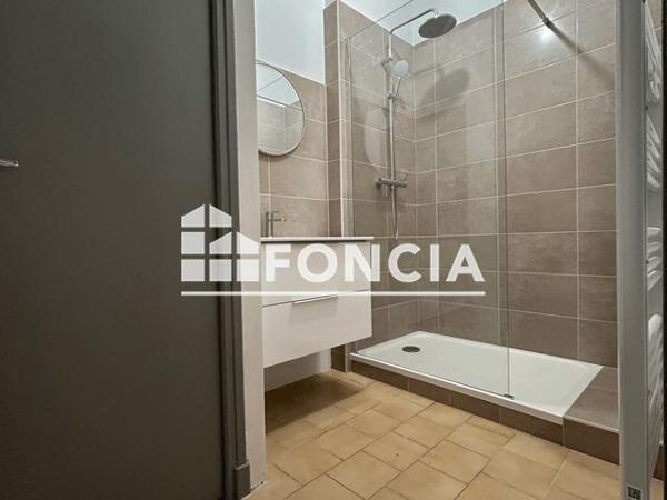 Location Studio 28.38 m² - 18 RUE BEC DE LIEVRE Nimes 30000