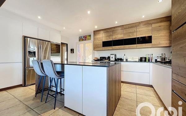 Maison à vendre    7 pièces •  Théza