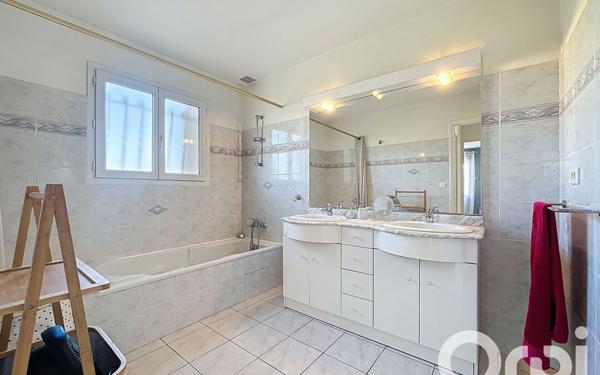 Maison à vendre    7 pièces •  Théza