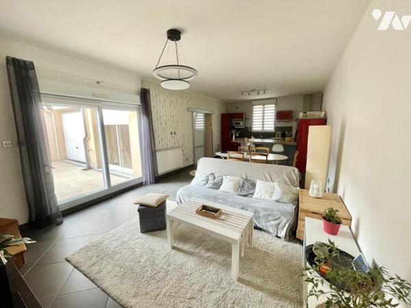 Maison 6 pièces avec cour et garage.