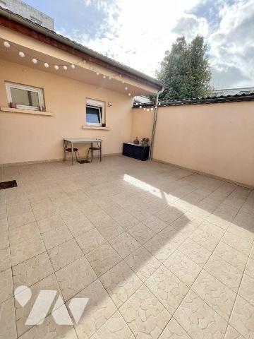 Maison 6 pièces avec cour et garage.