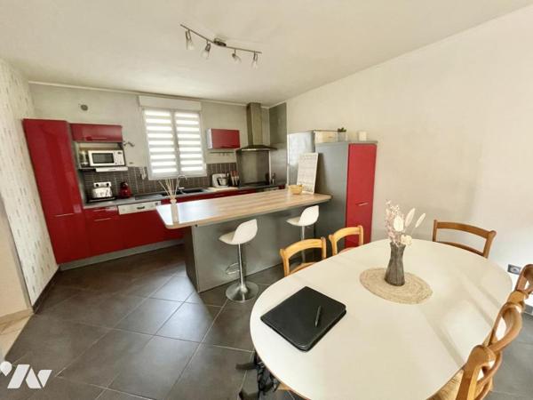 Maison 6 pièces avec cour et garage.