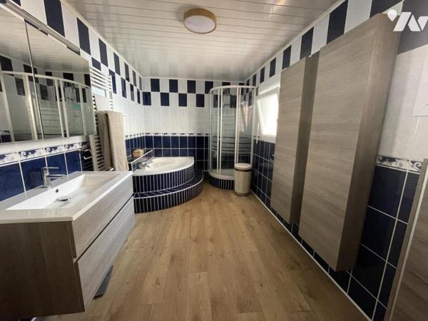 Maison 6 pièces avec cour et garage.