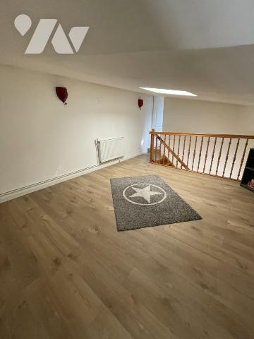 Maison 6 pièces avec cour et garage.