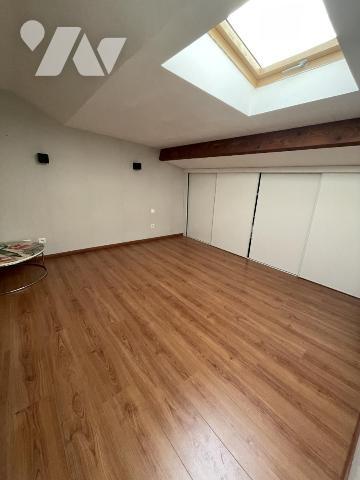 Maison 6 pièces avec cour et garage.