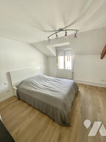 Maison 6 pièces avec cour et garage.