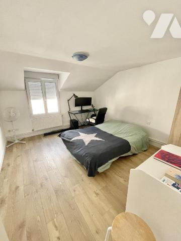 Maison 6 pièces avec cour et garage.