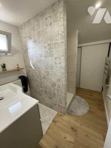 Maison 6 pièces avec cour et garage.