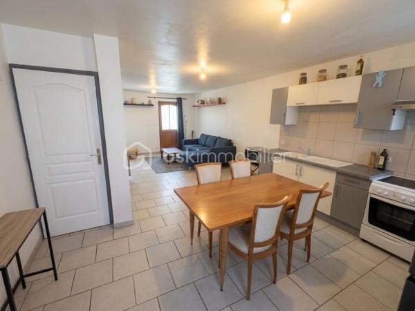 NOUVEAUTE ! Sur la commune de BEAUTHEIL-SAINTS (A 4 min de Coulommiers et 25min de l’A4 direction Paris), venez découvrir cette belle maison mitoyenne de 95m2. Secteur calme, boulangerie et école maternelle accessible à pied.

Au rez-de-chaussée : une vaste pièce de vie de 35m2 avec cuisine ouverte sur salon et accès jardin.
Au 1er étage : un palier dessert un wc séparé, une grande salle d’eau ainsi qu’une chambre de 13m2.
Au 2ème étage : 2 chambres (15,5/10,2m2).

Le tout est édifié sur une parcelle de 116m2 dont environ 60m2 de jardin (arboré et entièrement clôturé).
1 place de stationnement sur l’avant de la maison (cour commune).
Chauffage électrique, double vitrage bois, ravalement de 2015, tout à l’égout, fibre, DPE C !

IDEAL POUR UNE FAMILLE ! NE TARDEZ PAS A VENIR VISITER !