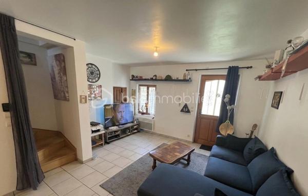 NOUVEAUTE ! Sur la commune de BEAUTHEIL-SAINTS (A 4 min de Coulommiers et 25min de l’A4 direction Paris), venez découvrir cette belle maison mitoyenne de 95m2. Secteur calme, boulangerie et école maternelle accessible à pied.

Au rez-de-chaussée : une vaste pièce de vie de 35m2 avec cuisine ouverte sur salon et accès jardin.
Au 1er étage : un palier dessert un wc séparé, une grande salle d’eau ainsi qu’une chambre de 13m2.
Au 2ème étage : 2 chambres (15,5/10,2m2).

Le tout est édifié sur une parcelle de 116m2 dont environ 60m2 de jardin (arboré et entièrement clôturé).
1 place de stationnement sur l’avant de la maison (cour commune).
Chauffage électrique, double vitrage bois, ravalement de 2015, tout à l’égout, fibre, DPE C !

IDEAL POUR UNE FAMILLE ! NE TARDEZ PAS A VENIR VISITER !