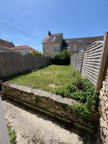 NOUVEAUTE ! Sur la commune de BEAUTHEIL-SAINTS (A 4 min de Coulommiers et 25min de l’A4 direction Paris), venez découvrir cette belle maison mitoyenne de 95m2. Secteur calme, boulangerie et école maternelle accessible à pied.

Au rez-de-chaussée : une vaste pièce de vie de 35m2 avec cuisine ouverte sur salon et accès jardin.
Au 1er étage : un palier dessert un wc séparé, une grande salle d’eau ainsi qu’une chambre de 13m2.
Au 2ème étage : 2 chambres (15,5/10,2m2).

Le tout est édifié sur une parcelle de 116m2 dont environ 60m2 de jardin (arboré et entièrement clôturé).
1 place de stationnement sur l’avant de la maison (cour commune).
Chauffage électrique, double vitrage bois, ravalement de 2015, tout à l’égout, fibre, DPE C !

IDEAL POUR UNE FAMILLE ! NE TARDEZ PAS A VENIR VISITER !
