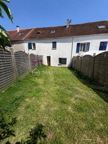 NOUVEAUTE ! Sur la commune de BEAUTHEIL-SAINTS (A 4 min de Coulommiers et 25min de l’A4 direction Paris), venez découvrir cette belle maison mitoyenne de 95m2. Secteur calme, boulangerie et école maternelle accessible à pied.

Au rez-de-chaussée : une vaste pièce de vie de 35m2 avec cuisine ouverte sur salon et accès jardin.
Au 1er étage : un palier dessert un wc séparé, une grande salle d’eau ainsi qu’une chambre de 13m2.
Au 2ème étage : 2 chambres (15,5/10,2m2).

Le tout est édifié sur une parcelle de 116m2 dont environ 60m2 de jardin (arboré et entièrement clôturé).
1 place de stationnement sur l’avant de la maison (cour commune).
Chauffage électrique, double vitrage bois, ravalement de 2015, tout à l’égout, fibre, DPE C !

IDEAL POUR UNE FAMILLE ! NE TARDEZ PAS A VENIR VISITER !