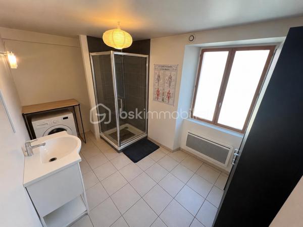 NOUVEAUTE ! Sur la commune de BEAUTHEIL-SAINTS (A 4 min de Coulommiers et 25min de l’A4 direction Paris), venez découvrir cette belle maison mitoyenne de 95m2. Secteur calme, boulangerie et école maternelle accessible à pied.

Au rez-de-chaussée : une vaste pièce de vie de 35m2 avec cuisine ouverte sur salon et accès jardin.
Au 1er étage : un palier dessert un wc séparé, une grande salle d’eau ainsi qu’une chambre de 13m2.
Au 2ème étage : 2 chambres (15,5/10,2m2).

Le tout est édifié sur une parcelle de 116m2 dont environ 60m2 de jardin (arboré et entièrement clôturé).
1 place de stationnement sur l’avant de la maison (cour commune).
Chauffage électrique, double vitrage bois, ravalement de 2015, tout à l’égout, fibre, DPE C !

IDEAL POUR UNE FAMILLE ! NE TARDEZ PAS A VENIR VISITER !
