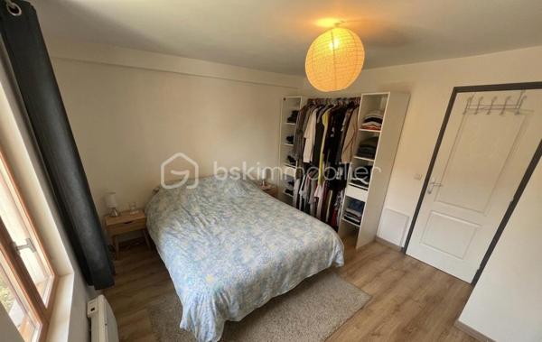 NOUVEAUTE ! Sur la commune de BEAUTHEIL-SAINTS (A 4 min de Coulommiers et 25min de l’A4 direction Paris), venez découvrir cette belle maison mitoyenne de 95m2. Secteur calme, boulangerie et école maternelle accessible à pied.

Au rez-de-chaussée : une vaste pièce de vie de 35m2 avec cuisine ouverte sur salon et accès jardin.
Au 1er étage : un palier dessert un wc séparé, une grande salle d’eau ainsi qu’une chambre de 13m2.
Au 2ème étage : 2 chambres (15,5/10,2m2).

Le tout est édifié sur une parcelle de 116m2 dont environ 60m2 de jardin (arboré et entièrement clôturé).
1 place de stationnement sur l’avant de la maison (cour commune).
Chauffage électrique, double vitrage bois, ravalement de 2015, tout à l’égout, fibre, DPE C !

IDEAL POUR UNE FAMILLE ! NE TARDEZ PAS A VENIR VISITER !