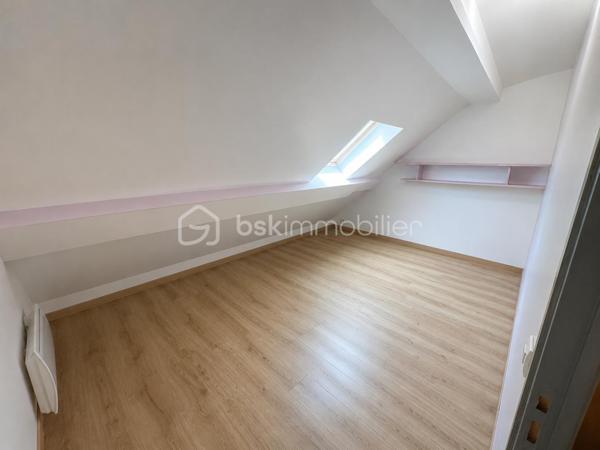 NOUVEAUTE ! Sur la commune de BEAUTHEIL-SAINTS (A 4 min de Coulommiers et 25min de l’A4 direction Paris), venez découvrir cette belle maison mitoyenne de 95m2. Secteur calme, boulangerie et école maternelle accessible à pied.

Au rez-de-chaussée : une vaste pièce de vie de 35m2 avec cuisine ouverte sur salon et accès jardin.
Au 1er étage : un palier dessert un wc séparé, une grande salle d’eau ainsi qu’une chambre de 13m2.
Au 2ème étage : 2 chambres (15,5/10,2m2).

Le tout est édifié sur une parcelle de 116m2 dont environ 60m2 de jardin (arboré et entièrement clôturé).
1 place de stationnement sur l’avant de la maison (cour commune).
Chauffage électrique, double vitrage bois, ravalement de 2015, tout à l’égout, fibre, DPE C !

IDEAL POUR UNE FAMILLE ! NE TARDEZ PAS A VENIR VISITER !