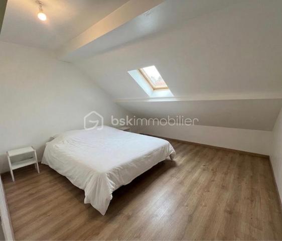 NOUVEAUTE ! Sur la commune de BEAUTHEIL-SAINTS (A 4 min de Coulommiers et 25min de l’A4 direction Paris), venez découvrir cette belle maison mitoyenne de 95m2. Secteur calme, boulangerie et école maternelle accessible à pied.

Au rez-de-chaussée : une vaste pièce de vie de 35m2 avec cuisine ouverte sur salon et accès jardin.
Au 1er étage : un palier dessert un wc séparé, une grande salle d’eau ainsi qu’une chambre de 13m2.
Au 2ème étage : 2 chambres (15,5/10,2m2).

Le tout est édifié sur une parcelle de 116m2 dont environ 60m2 de jardin (arboré et entièrement clôturé).
1 place de stationnement sur l’avant de la maison (cour commune).
Chauffage électrique, double vitrage bois, ravalement de 2015, tout à l’égout, fibre, DPE C !

IDEAL POUR UNE FAMILLE ! NE TARDEZ PAS A VENIR VISITER !