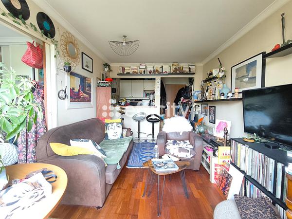 Appartement
         2 pièces
        - 33 m² 300 000 € *