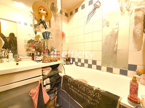 Appartement
         2 pièces
        - 33 m² 300 000 € *