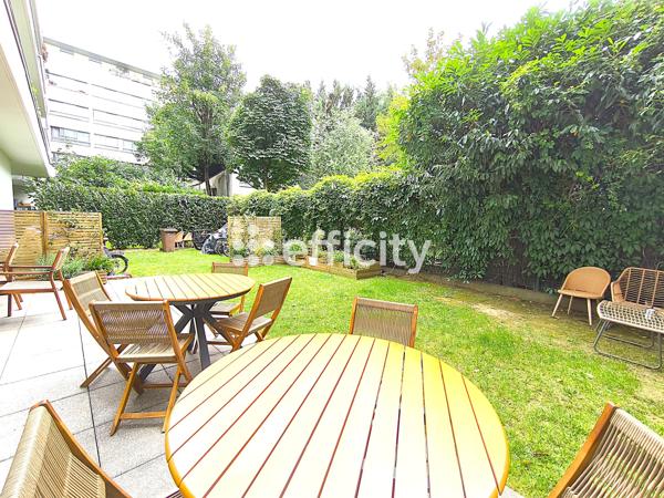 Appartement
         2 pièces
        - 33 m² 300 000 € *