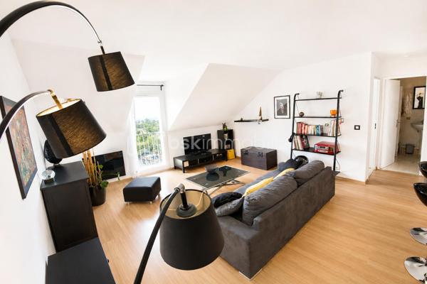 🔥 RARE SUR LE SECTEUR – DERNIER ÉTAGE – AUCUN TRAVAUX – DPE C – PARKING – RÉSIDENCE SÉCURISÉE – PROCHE CENTRE-VILLE 🔥

📍 Situé à seulement 5 minutes à pied du centre-ville de Claye-Souilly et du Canal de l’Ourcq, découvrez ce superbe appartement 2 pièces de 42,62 m² loi Carrez, niché au 2ème et dernier étage d’une résidence calme, sécurisée et en deuxième position.

✨ Un véritable cocon clé en main, idéal pour un premier achat, un investissement locatif rentable ou un pied-à-terre recherché sur le secteur.

Dès l’entrée, vous serez séduits par une belle pièce de vie lumineuse avec cuisine ouverte aménagée et équipée, offrant un espace chaleureux, moderne et parfaitement optimisé.

L’espace nuit propose une chambre confortable avec placard intégré ainsi qu’une salle de bains fonctionnelle et parfaitement entretenue.

✅ LES ATOUTS QUI FONT LA DIFFÉRENCE :
✔ Dernier étage
✔ Aucun travaux à prévoir
✔ Résidence calme et sécurisée
✔ Système de vidéosurveillance
✔ Place de parking privative
✔ Très bon DPE : C / GES : A
✔ Faibles charges : seulement 105 € / mois
✔ Appartement lumineux et fonctionnel
✔ Faible consommation énergétique
✔ À 5 minutes à pied du centre-ville
✔ Proximité immédiate du Canal de l’Ourcq
✔ Idéal primo-accédants ou investisseurs

⚡ Appartement extrêmement recherché grâce à son excellent état général, son emplacement privilégié, sa sécurité et ses faibles coûts énergétiques.

📈 Un bien rare sur le marché actuel réunissant :
✔ emplacement
✔ sécurité
✔ dernier étage
✔ parking
✔ aucun travaux
✔ faibles charges
✔ excellent DPE

📞 UNE VISITE SUFFIRA POUR TOMBER SOUS LE CHARME.