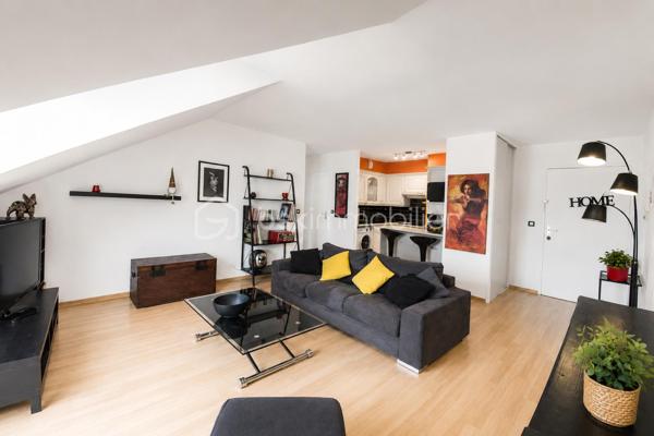 🔥 RARE SUR LE SECTEUR – DERNIER ÉTAGE – AUCUN TRAVAUX – DPE C – PARKING – RÉSIDENCE SÉCURISÉE – PROCHE CENTRE-VILLE 🔥

📍 Situé à seulement 5 minutes à pied du centre-ville de Claye-Souilly et du Canal de l’Ourcq, découvrez ce superbe appartement 2 pièces de 42,62 m² loi Carrez, niché au 2ème et dernier étage d’une résidence calme, sécurisée et en deuxième position.

✨ Un véritable cocon clé en main, idéal pour un premier achat, un investissement locatif rentable ou un pied-à-terre recherché sur le secteur.

Dès l’entrée, vous serez séduits par une belle pièce de vie lumineuse avec cuisine ouverte aménagée et équipée, offrant un espace chaleureux, moderne et parfaitement optimisé.

L’espace nuit propose une chambre confortable avec placard intégré ainsi qu’une salle de bains fonctionnelle et parfaitement entretenue.

✅ LES ATOUTS QUI FONT LA DIFFÉRENCE :
✔ Dernier étage
✔ Aucun travaux à prévoir
✔ Résidence calme et sécurisée
✔ Système de vidéosurveillance
✔ Place de parking privative
✔ Très bon DPE : C / GES : A
✔ Faibles charges : seulement 105 € / mois
✔ Appartement lumineux et fonctionnel
✔ Faible consommation énergétique
✔ À 5 minutes à pied du centre-ville
✔ Proximité immédiate du Canal de l’Ourcq
✔ Idéal primo-accédants ou investisseurs

⚡ Appartement extrêmement recherché grâce à son excellent état général, son emplacement privilégié, sa sécurité et ses faibles coûts énergétiques.

📈 Un bien rare sur le marché actuel réunissant :
✔ emplacement
✔ sécurité
✔ dernier étage
✔ parking
✔ aucun travaux
✔ faibles charges
✔ excellent DPE

📞 UNE VISITE SUFFIRA POUR TOMBER SOUS LE CHARME.