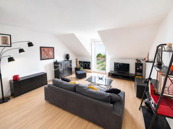🔥 RARE SUR LE SECTEUR – DERNIER ÉTAGE – AUCUN TRAVAUX – DPE C – PARKING – RÉSIDENCE SÉCURISÉE – PROCHE CENTRE-VILLE 🔥

📍 Situé à seulement 5 minutes à pied du centre-ville de Claye-Souilly et du Canal de l’Ourcq, découvrez ce superbe appartement 2 pièces de 42,62 m² loi Carrez, niché au 2ème et dernier étage d’une résidence calme, sécurisée et en deuxième position.

✨ Un véritable cocon clé en main, idéal pour un premier achat, un investissement locatif rentable ou un pied-à-terre recherché sur le secteur.

Dès l’entrée, vous serez séduits par une belle pièce de vie lumineuse avec cuisine ouverte aménagée et équipée, offrant un espace chaleureux, moderne et parfaitement optimisé.

L’espace nuit propose une chambre confortable avec placard intégré ainsi qu’une salle de bains fonctionnelle et parfaitement entretenue.

✅ LES ATOUTS QUI FONT LA DIFFÉRENCE :
✔ Dernier étage
✔ Aucun travaux à prévoir
✔ Résidence calme et sécurisée
✔ Système de vidéosurveillance
✔ Place de parking privative
✔ Très bon DPE : C / GES : A
✔ Faibles charges : seulement 105 € / mois
✔ Appartement lumineux et fonctionnel
✔ Faible consommation énergétique
✔ À 5 minutes à pied du centre-ville
✔ Proximité immédiate du Canal de l’Ourcq
✔ Idéal primo-accédants ou investisseurs

⚡ Appartement extrêmement recherché grâce à son excellent état général, son emplacement privilégié, sa sécurité et ses faibles coûts énergétiques.

📈 Un bien rare sur le marché actuel réunissant :
✔ emplacement
✔ sécurité
✔ dernier étage
✔ parking
✔ aucun travaux
✔ faibles charges
✔ excellent DPE

📞 UNE VISITE SUFFIRA POUR TOMBER SOUS LE CHARME.