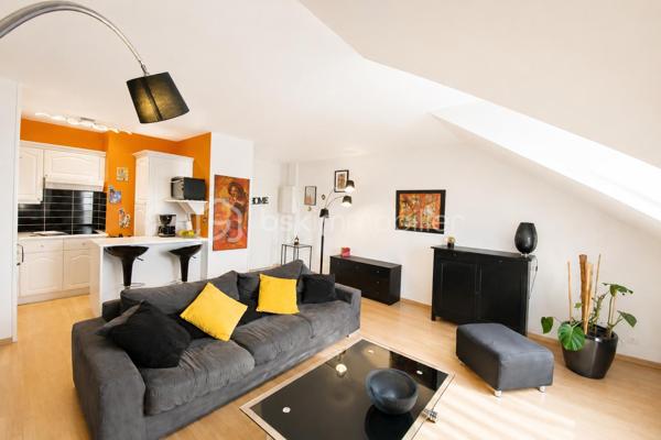 🔥 RARE SUR LE SECTEUR – DERNIER ÉTAGE – AUCUN TRAVAUX – DPE C – PARKING – RÉSIDENCE SÉCURISÉE – PROCHE CENTRE-VILLE 🔥

📍 Situé à seulement 5 minutes à pied du centre-ville de Claye-Souilly et du Canal de l’Ourcq, découvrez ce superbe appartement 2 pièces de 42,62 m² loi Carrez, niché au 2ème et dernier étage d’une résidence calme, sécurisée et en deuxième position.

✨ Un véritable cocon clé en main, idéal pour un premier achat, un investissement locatif rentable ou un pied-à-terre recherché sur le secteur.

Dès l’entrée, vous serez séduits par une belle pièce de vie lumineuse avec cuisine ouverte aménagée et équipée, offrant un espace chaleureux, moderne et parfaitement optimisé.

L’espace nuit propose une chambre confortable avec placard intégré ainsi qu’une salle de bains fonctionnelle et parfaitement entretenue.

✅ LES ATOUTS QUI FONT LA DIFFÉRENCE :
✔ Dernier étage
✔ Aucun travaux à prévoir
✔ Résidence calme et sécurisée
✔ Système de vidéosurveillance
✔ Place de parking privative
✔ Très bon DPE : C / GES : A
✔ Faibles charges : seulement 105 € / mois
✔ Appartement lumineux et fonctionnel
✔ Faible consommation énergétique
✔ À 5 minutes à pied du centre-ville
✔ Proximité immédiate du Canal de l’Ourcq
✔ Idéal primo-accédants ou investisseurs

⚡ Appartement extrêmement recherché grâce à son excellent état général, son emplacement privilégié, sa sécurité et ses faibles coûts énergétiques.

📈 Un bien rare sur le marché actuel réunissant :
✔ emplacement
✔ sécurité
✔ dernier étage
✔ parking
✔ aucun travaux
✔ faibles charges
✔ excellent DPE

📞 UNE VISITE SUFFIRA POUR TOMBER SOUS LE CHARME.