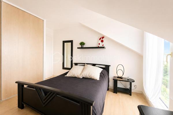 🔥 RARE SUR LE SECTEUR – DERNIER ÉTAGE – AUCUN TRAVAUX – DPE C – PARKING – RÉSIDENCE SÉCURISÉE – PROCHE CENTRE-VILLE 🔥

📍 Situé à seulement 5 minutes à pied du centre-ville de Claye-Souilly et du Canal de l’Ourcq, découvrez ce superbe appartement 2 pièces de 42,62 m² loi Carrez, niché au 2ème et dernier étage d’une résidence calme, sécurisée et en deuxième position.

✨ Un véritable cocon clé en main, idéal pour un premier achat, un investissement locatif rentable ou un pied-à-terre recherché sur le secteur.

Dès l’entrée, vous serez séduits par une belle pièce de vie lumineuse avec cuisine ouverte aménagée et équipée, offrant un espace chaleureux, moderne et parfaitement optimisé.

L’espace nuit propose une chambre confortable avec placard intégré ainsi qu’une salle de bains fonctionnelle et parfaitement entretenue.

✅ LES ATOUTS QUI FONT LA DIFFÉRENCE :
✔ Dernier étage
✔ Aucun travaux à prévoir
✔ Résidence calme et sécurisée
✔ Système de vidéosurveillance
✔ Place de parking privative
✔ Très bon DPE : C / GES : A
✔ Faibles charges : seulement 105 € / mois
✔ Appartement lumineux et fonctionnel
✔ Faible consommation énergétique
✔ À 5 minutes à pied du centre-ville
✔ Proximité immédiate du Canal de l’Ourcq
✔ Idéal primo-accédants ou investisseurs

⚡ Appartement extrêmement recherché grâce à son excellent état général, son emplacement privilégié, sa sécurité et ses faibles coûts énergétiques.

📈 Un bien rare sur le marché actuel réunissant :
✔ emplacement
✔ sécurité
✔ dernier étage
✔ parking
✔ aucun travaux
✔ faibles charges
✔ excellent DPE

📞 UNE VISITE SUFFIRA POUR TOMBER SOUS LE CHARME.