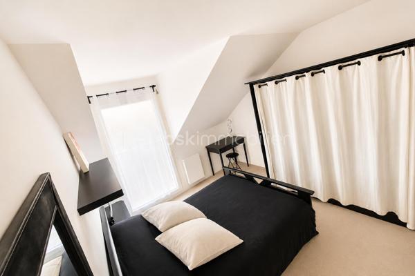 🔥 RARE SUR LE SECTEUR – DERNIER ÉTAGE – AUCUN TRAVAUX – DPE C – PARKING – RÉSIDENCE SÉCURISÉE – PROCHE CENTRE-VILLE 🔥

📍 Situé à seulement 5 minutes à pied du centre-ville de Claye-Souilly et du Canal de l’Ourcq, découvrez ce superbe appartement 2 pièces de 42,62 m² loi Carrez, niché au 2ème et dernier étage d’une résidence calme, sécurisée et en deuxième position.

✨ Un véritable cocon clé en main, idéal pour un premier achat, un investissement locatif rentable ou un pied-à-terre recherché sur le secteur.

Dès l’entrée, vous serez séduits par une belle pièce de vie lumineuse avec cuisine ouverte aménagée et équipée, offrant un espace chaleureux, moderne et parfaitement optimisé.

L’espace nuit propose une chambre confortable avec placard intégré ainsi qu’une salle de bains fonctionnelle et parfaitement entretenue.

✅ LES ATOUTS QUI FONT LA DIFFÉRENCE :
✔ Dernier étage
✔ Aucun travaux à prévoir
✔ Résidence calme et sécurisée
✔ Système de vidéosurveillance
✔ Place de parking privative
✔ Très bon DPE : C / GES : A
✔ Faibles charges : seulement 105 € / mois
✔ Appartement lumineux et fonctionnel
✔ Faible consommation énergétique
✔ À 5 minutes à pied du centre-ville
✔ Proximité immédiate du Canal de l’Ourcq
✔ Idéal primo-accédants ou investisseurs

⚡ Appartement extrêmement recherché grâce à son excellent état général, son emplacement privilégié, sa sécurité et ses faibles coûts énergétiques.

📈 Un bien rare sur le marché actuel réunissant :
✔ emplacement
✔ sécurité
✔ dernier étage
✔ parking
✔ aucun travaux
✔ faibles charges
✔ excellent DPE

📞 UNE VISITE SUFFIRA POUR TOMBER SOUS LE CHARME.