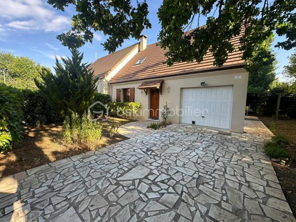 À Cesson bourg , dans un environnement calme et en bout d’impasse, cette maison familiale d’environ 90m² saura vous séduire par sa fonctionnalité. Elle bénéficie d’un emplacement privilégié, proche de toutes les commodités : écoles, commerces, transports.

Elle dispose d’une entrée, d’un WC, d’une salle de bain ainsi que d’un  vaste séjour avec poêle à bois  et sa cuisine ouverte de 45m2  donnant accès à la terrasse et au jardin bien exposé sans vis à vis .

À l’étage, la partie nuit se compose de trois chambres confortables , pensées pour accueillir une famille. 


Un garage attenant et possibilité de garer son véhicule au sein de propriété, apportant praticité  et espace de rangement supplémentaire.

Pour votre confort, cette maison dispose d’un ballon alimenter par des panneaux solaire.Très bonne isolation, DPE C, double vitrage et la possibilité de faire le tour de la maison sur un côté .  

Une visite s’impose !!! Produit rare sur ce secteur !!