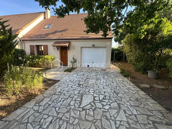 À Cesson bourg , dans un environnement calme et en bout d’impasse, cette maison familiale d’environ 90m² saura vous séduire par sa fonctionnalité. Elle bénéficie d’un emplacement privilégié, proche de toutes les commodités : écoles, commerces, transports.

Elle dispose d’une entrée, d’un WC, d’une salle de bain ainsi que d’un  vaste séjour avec poêle à bois  et sa cuisine ouverte de 45m2  donnant accès à la terrasse et au jardin bien exposé sans vis à vis .

À l’étage, la partie nuit se compose de trois chambres confortables , pensées pour accueillir une famille. 


Un garage attenant et possibilité de garer son véhicule au sein de propriété, apportant praticité  et espace de rangement supplémentaire.

Pour votre confort, cette maison dispose d’un ballon alimenter par des panneaux solaire.Très bonne isolation, DPE C, double vitrage et la possibilité de faire le tour de la maison sur un côté .  

Une visite s’impose !!! Produit rare sur ce secteur !!