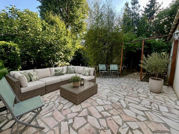 À Cesson bourg , dans un environnement calme et en bout d’impasse, cette maison familiale d’environ 90m² saura vous séduire par sa fonctionnalité. Elle bénéficie d’un emplacement privilégié, proche de toutes les commodités : écoles, commerces, transports.

Elle dispose d’une entrée, d’un WC, d’une salle de bain ainsi que d’un  vaste séjour avec poêle à bois  et sa cuisine ouverte de 45m2  donnant accès à la terrasse et au jardin bien exposé sans vis à vis .

À l’étage, la partie nuit se compose de trois chambres confortables , pensées pour accueillir une famille. 


Un garage attenant et possibilité de garer son véhicule au sein de propriété, apportant praticité  et espace de rangement supplémentaire.

Pour votre confort, cette maison dispose d’un ballon alimenter par des panneaux solaire.Très bonne isolation, DPE C, double vitrage et la possibilité de faire le tour de la maison sur un côté .  

Une visite s’impose !!! Produit rare sur ce secteur !!