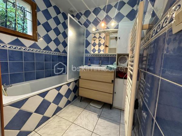 À Cesson bourg , dans un environnement calme et en bout d’impasse, cette maison familiale d’environ 90m² saura vous séduire par sa fonctionnalité. Elle bénéficie d’un emplacement privilégié, proche de toutes les commodités : écoles, commerces, transports.

Elle dispose d’une entrée, d’un WC, d’une salle de bain ainsi que d’un  vaste séjour avec poêle à bois  et sa cuisine ouverte de 45m2  donnant accès à la terrasse et au jardin bien exposé sans vis à vis .

À l’étage, la partie nuit se compose de trois chambres confortables , pensées pour accueillir une famille. 


Un garage attenant et possibilité de garer son véhicule au sein de propriété, apportant praticité  et espace de rangement supplémentaire.

Pour votre confort, cette maison dispose d’un ballon alimenter par des panneaux solaire.Très bonne isolation, DPE C, double vitrage et la possibilité de faire le tour de la maison sur un côté .  

Une visite s’impose !!! Produit rare sur ce secteur !!