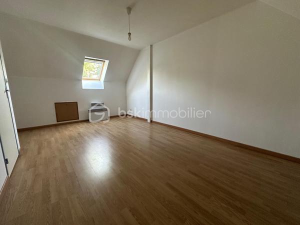 À Cesson bourg , dans un environnement calme et en bout d’impasse, cette maison familiale d’environ 90m² saura vous séduire par sa fonctionnalité. Elle bénéficie d’un emplacement privilégié, proche de toutes les commodités : écoles, commerces, transports.

Elle dispose d’une entrée, d’un WC, d’une salle de bain ainsi que d’un  vaste séjour avec poêle à bois  et sa cuisine ouverte de 45m2  donnant accès à la terrasse et au jardin bien exposé sans vis à vis .

À l’étage, la partie nuit se compose de trois chambres confortables , pensées pour accueillir une famille. 


Un garage attenant et possibilité de garer son véhicule au sein de propriété, apportant praticité  et espace de rangement supplémentaire.

Pour votre confort, cette maison dispose d’un ballon alimenter par des panneaux solaire.Très bonne isolation, DPE C, double vitrage et la possibilité de faire le tour de la maison sur un côté .  

Une visite s’impose !!! Produit rare sur ce secteur !!