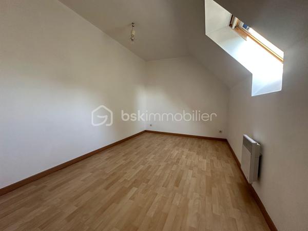 À Cesson bourg , dans un environnement calme et en bout d’impasse, cette maison familiale d’environ 90m² saura vous séduire par sa fonctionnalité. Elle bénéficie d’un emplacement privilégié, proche de toutes les commodités : écoles, commerces, transports.

Elle dispose d’une entrée, d’un WC, d’une salle de bain ainsi que d’un  vaste séjour avec poêle à bois  et sa cuisine ouverte de 45m2  donnant accès à la terrasse et au jardin bien exposé sans vis à vis .

À l’étage, la partie nuit se compose de trois chambres confortables , pensées pour accueillir une famille. 


Un garage attenant et possibilité de garer son véhicule au sein de propriété, apportant praticité  et espace de rangement supplémentaire.

Pour votre confort, cette maison dispose d’un ballon alimenter par des panneaux solaire.Très bonne isolation, DPE C, double vitrage et la possibilité de faire le tour de la maison sur un côté .  

Une visite s’impose !!! Produit rare sur ce secteur !!