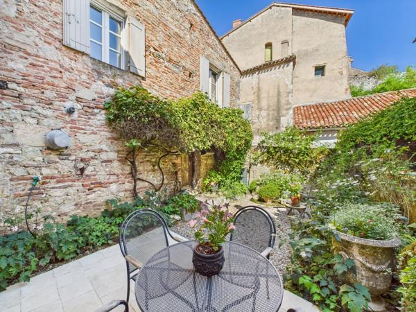 Charmante maison avec cour au cœur du village médiéval de Penne d’Agenais