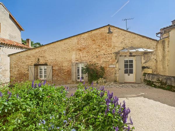 Charmante maison avec cour au cœur du village médiéval de Penne d’Agenais