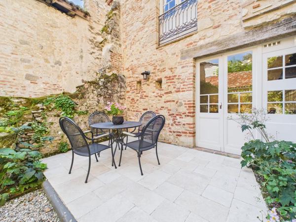 Charmante maison avec cour au cœur du village médiéval de Penne d’Agenais