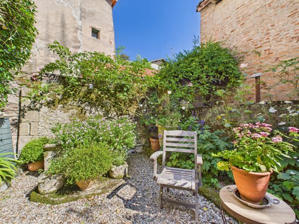 Charmante maison avec cour au cœur du village médiéval de Penne d’Agenais