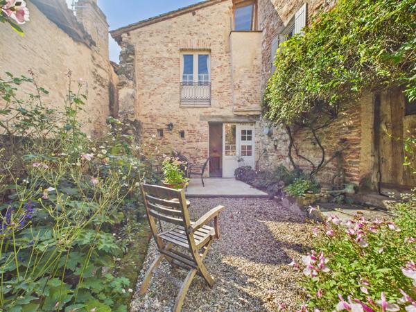Charmante maison avec cour au cœur du village médiéval de Penne d’Agenais