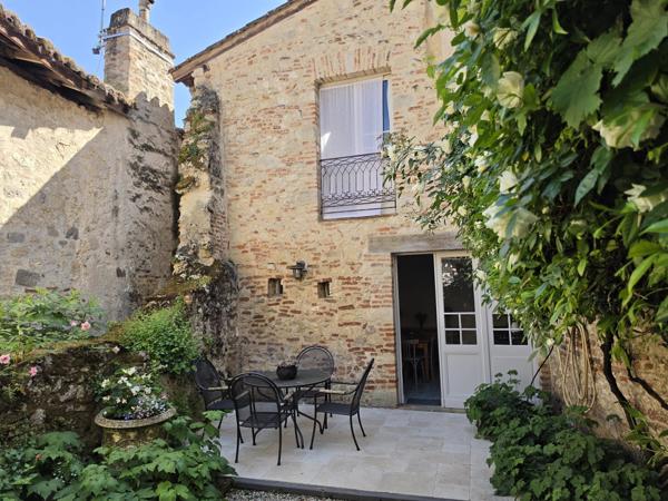 Charmante maison avec cour au cœur du village médiéval de Penne d’Agenais