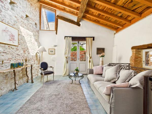 Charmante maison avec cour au cœur du village médiéval de Penne d’Agenais